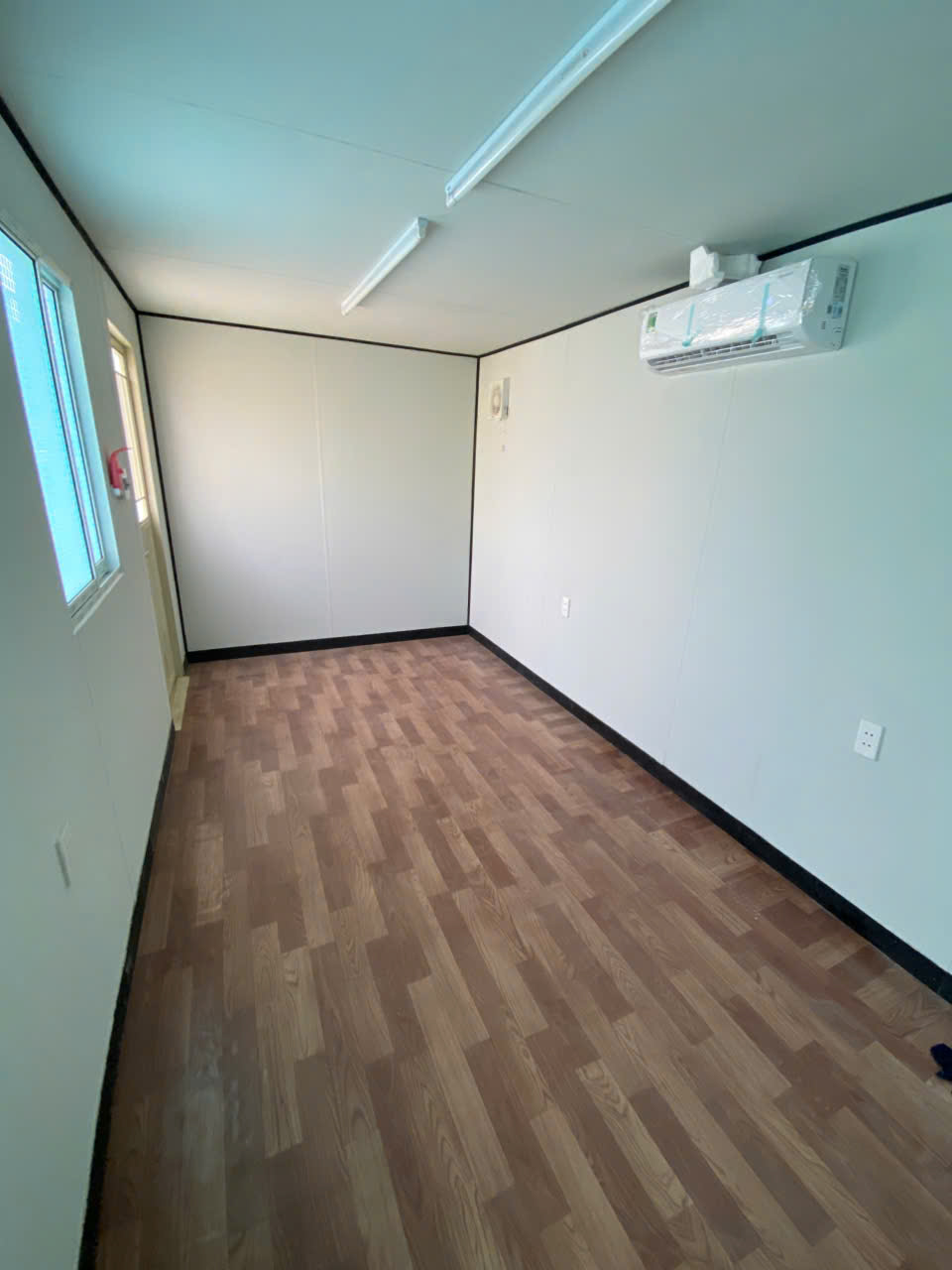 ben-trong-container-van-phong-toilet